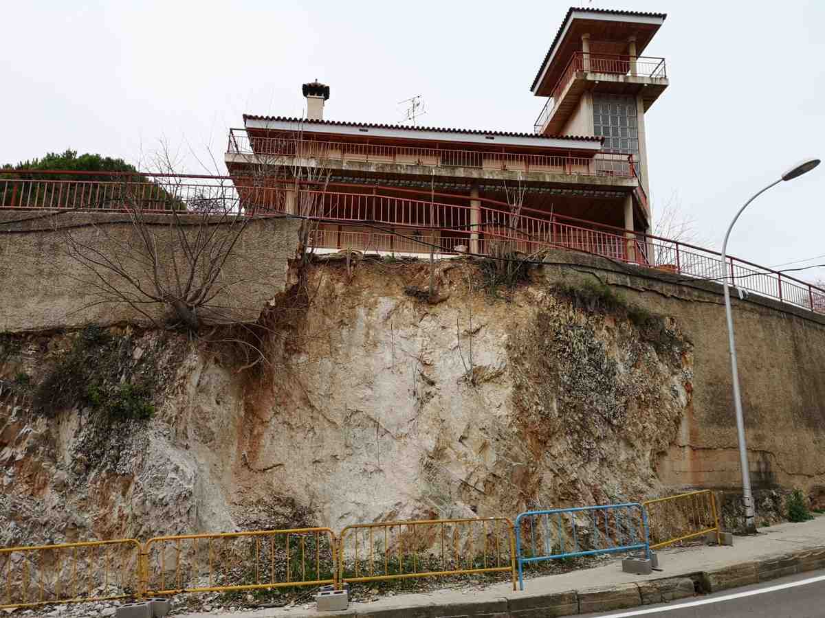 Lee más sobre el artículo El Ayuntamiento ejecutará las obras del muro del inmueble de la calle València