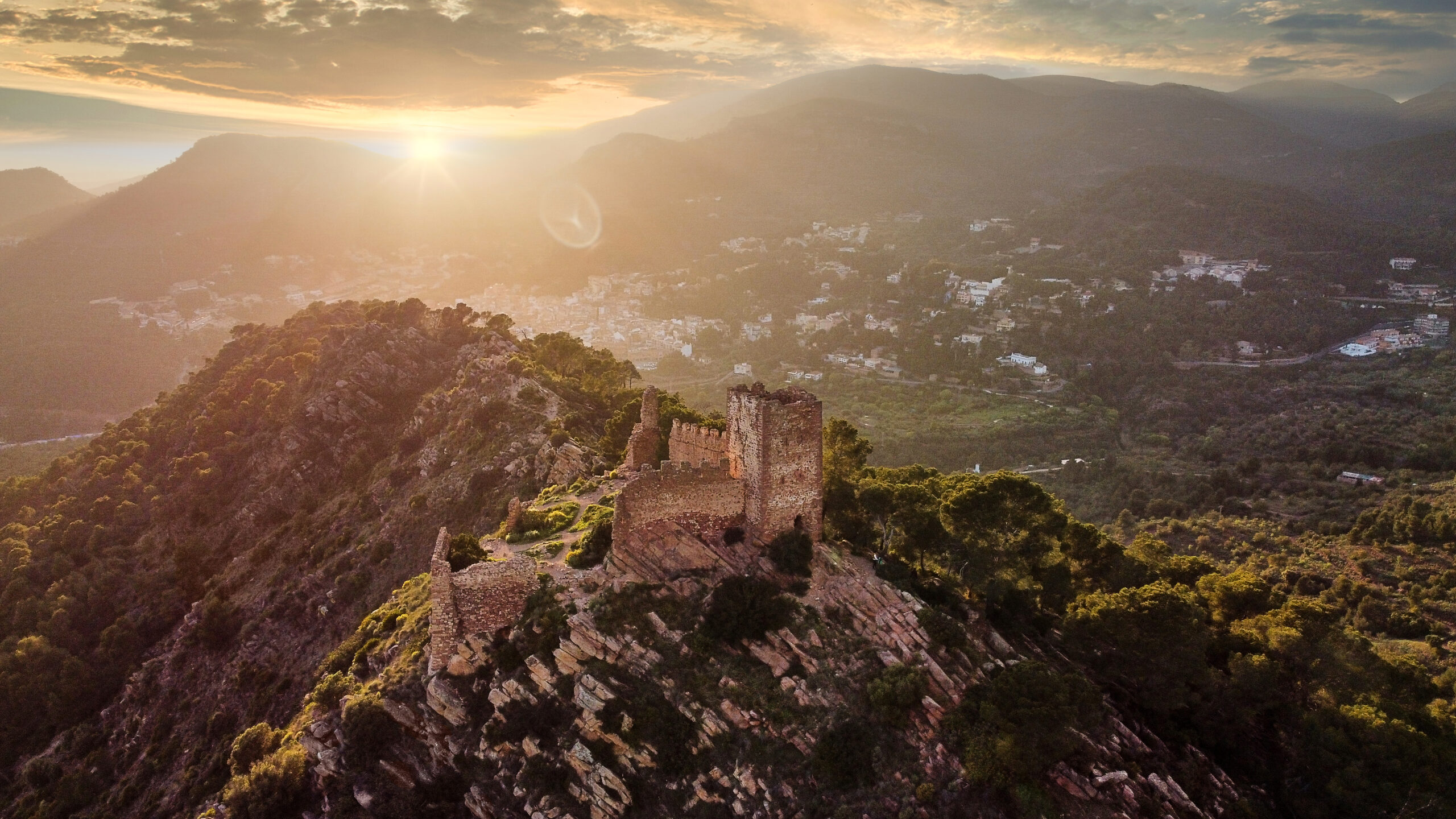 Lee más sobre el artículo Una panorámica del castillo de Serra gana el VI concurso de fotografía Pascual Navarro