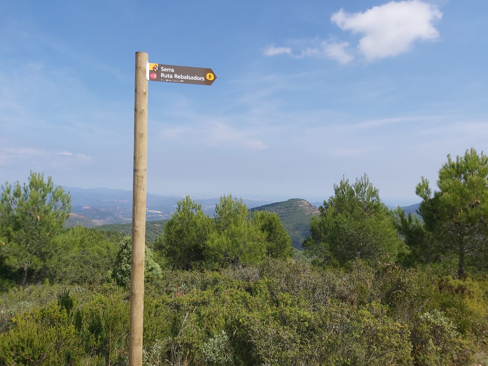 Lee más sobre el artículo Nueva señalización de los recursos naturales y patrimoniales de Serra