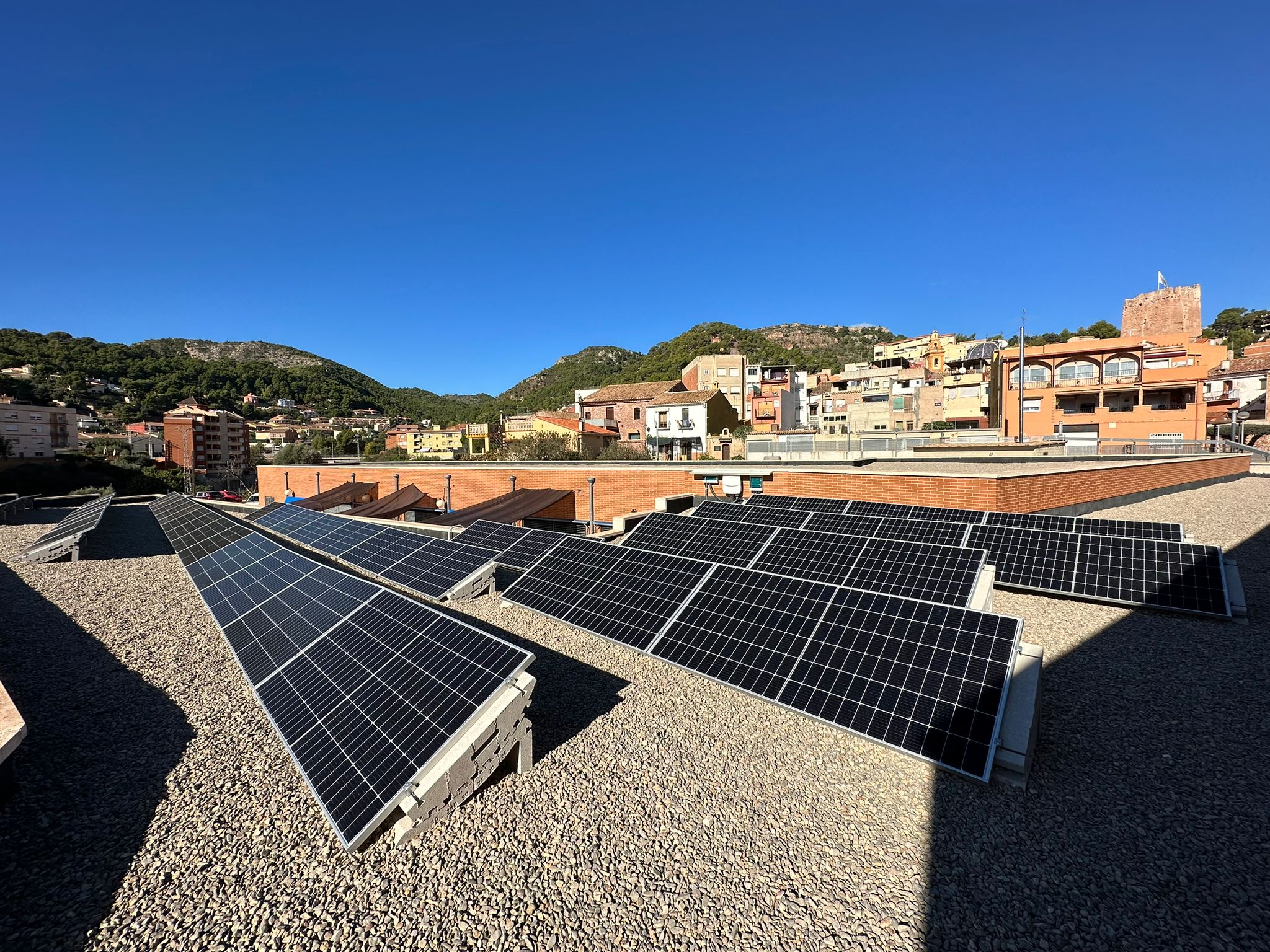 Read more about the article Serra instal·la plaques solars per generar energia neta