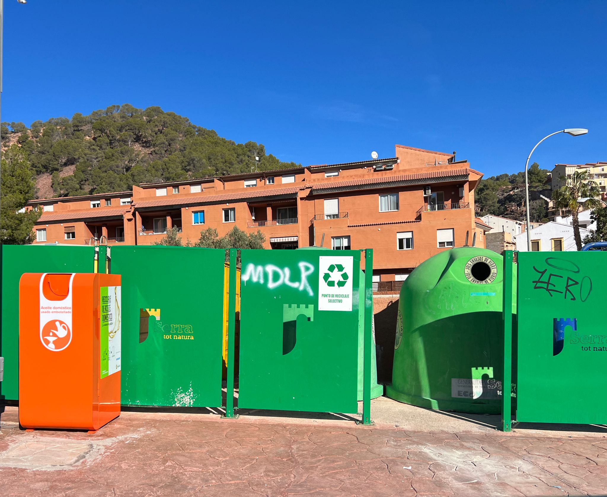 Lee más sobre el artículo Instalación de 3 contenedores para la recogida de aceite usado